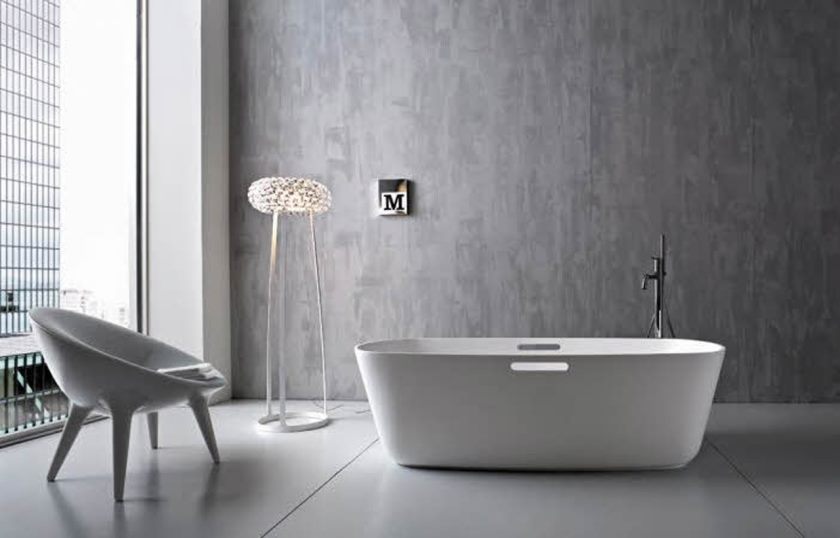 minimalist-modern-bathroom-interior-idea-with-white-autoportant-baignoire-et-baignoire-remplisseur-et-gris-peinture-murale-couleur-et-carrelage-de-sol-aussi-unique-lampadaire-et- chaise-ronde