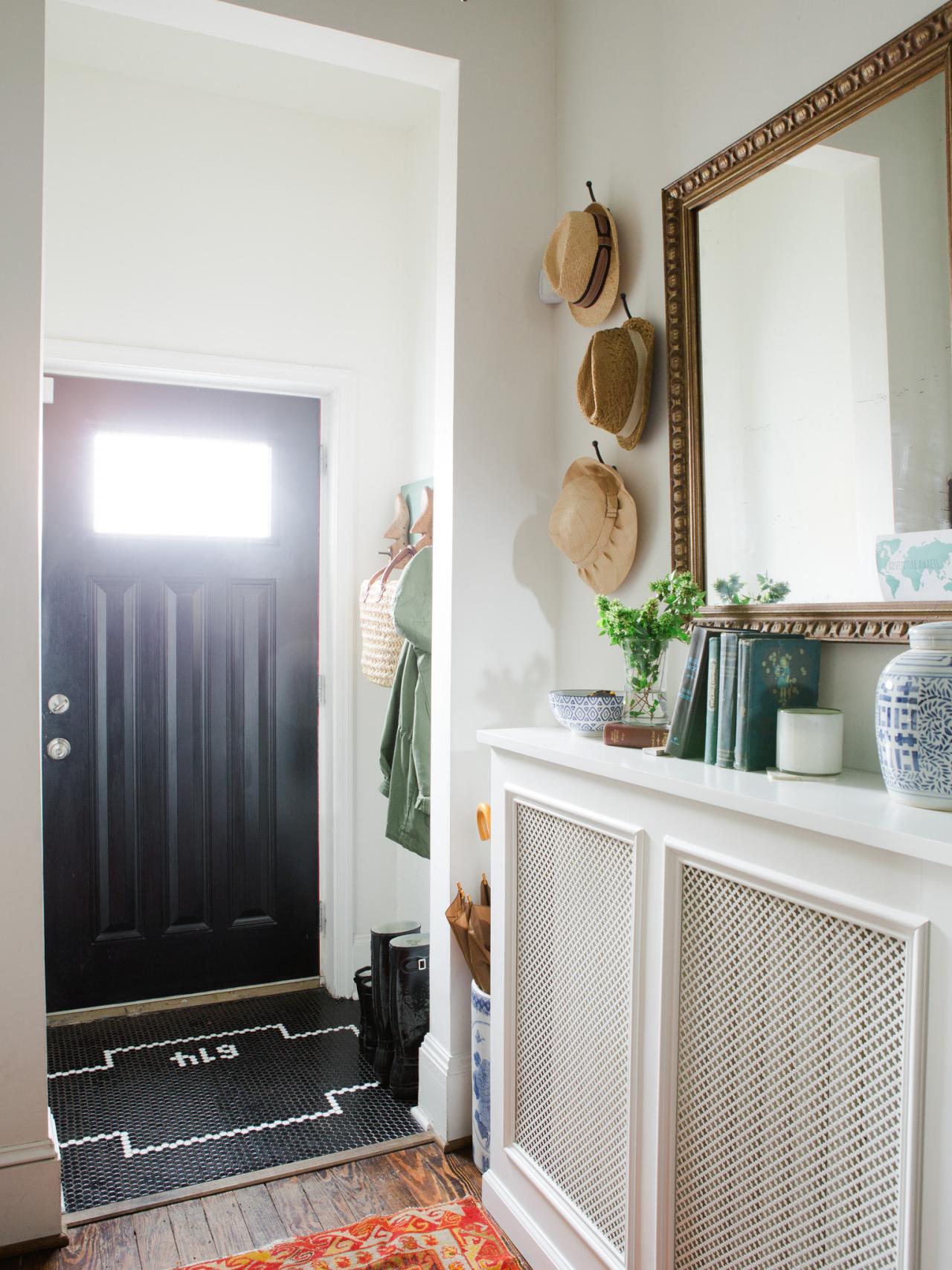 dp_kathryn-ivey-vintage-gold-mirror-entryway_v-jpg-rend-hgtvcom-1280-1707