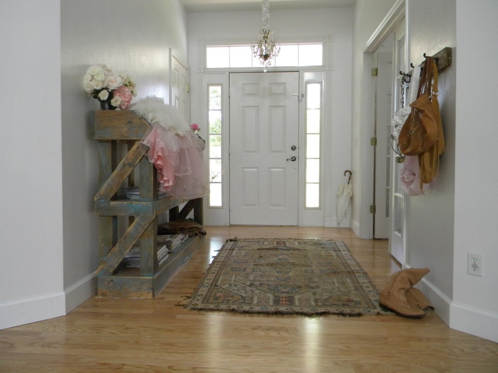 parquet-brillant-et-armoire-en-bois-avec-suspension-eclairage-plafond-blanc-plafond-et-bois-blanc-unique-pour-porte-simple-couloir-pour-eling-desi-fait main- meuble-couloir-vintage