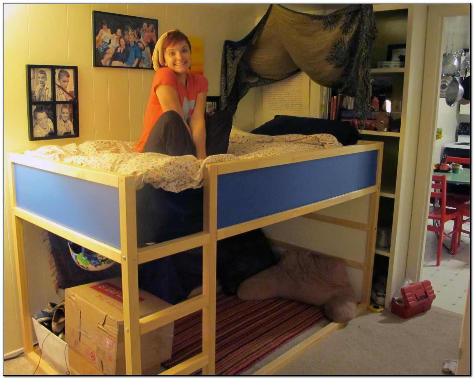 chambre-confortable-loft-lit-pour-adolescente-avec-rideau-coulissant-sur-porte-lit-superposé-lit_chambre_moderne-ensembles-de-chambre-4-maison-a-louer-commodes-comment-décorer- a-filles-yeux-peinture-couleurs-meubles-pour-enfants-3-logements
