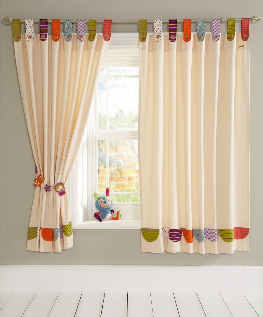 elegante-interior-bebé-cortinas-para-vivero-decoración-con-alegres-melocotón-cortinas-de-ventanas-de-vidrio-combinadas-con-luz-gris-pared-pintura-color-y-blanco-madera