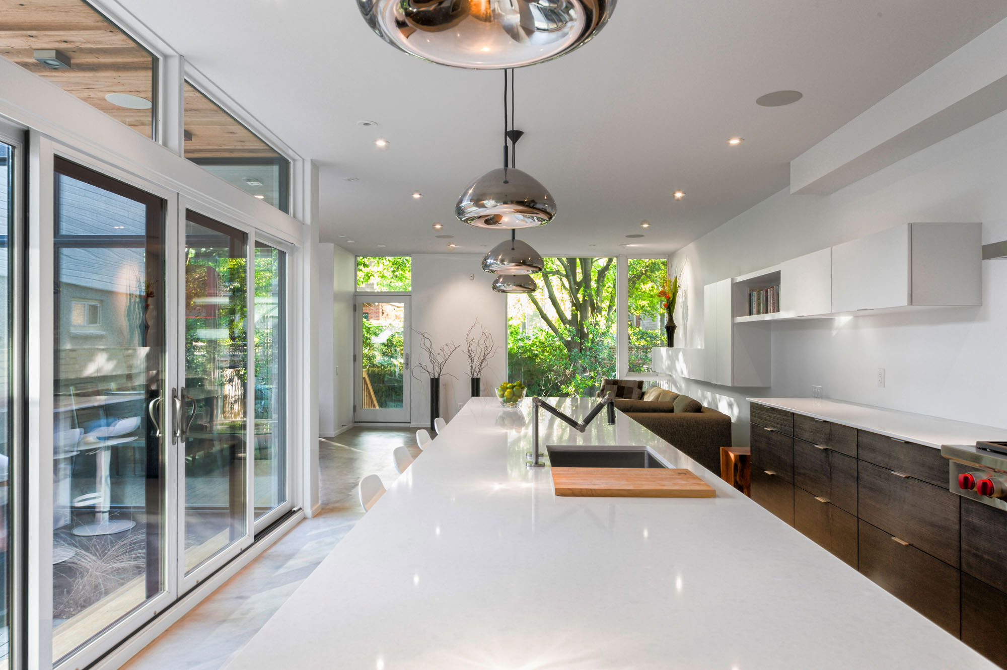 divine-maison-contemporaine-de-2-étages-au-canada-avec-extérieur-joli-design-d'intérieur-moderne-avec-table-de-cuisine-blanc-coutertop_house-façades-deux-étage-contemporain_home-decor_home-decore-decorators- r