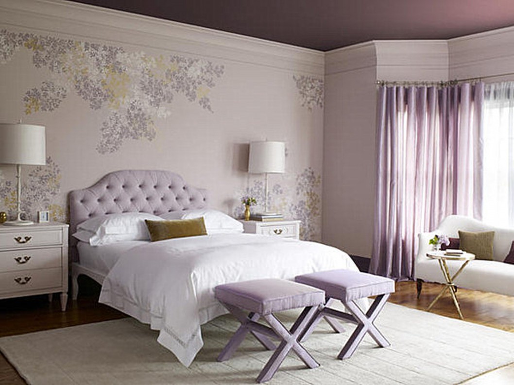 muebles-luz-violeta-pared-de-ventanas-cortina-banco-cabecero-sobre-cama-blanco-ropa de cama-almohadas-suave-alfombra-ikea-dormitorio-principal-listado-ideas-de-decoracion-para-ikea-master- muebles de dormitorio-1058x793