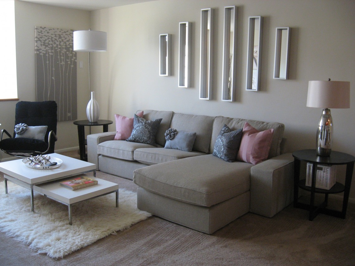 ikea-living-room-decorating-ideas-modern-brown-color-with-white-tables-under-the-tapis-and-sofa-coussins-plus-long-brown-then-light-sit-to-the- lampadaire du coin droit et gauche
