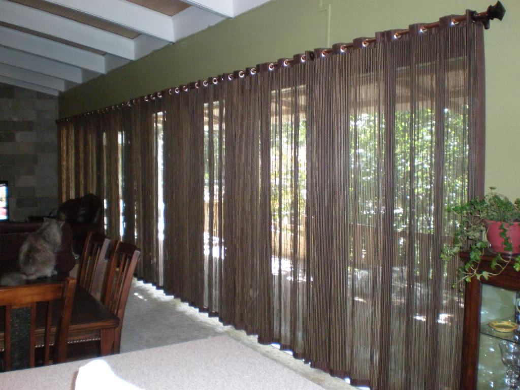 intérieur-unique-décoration-rideau-fenêtre-rideau-couleur-avec-gris-design-intérieur-équipé-de-deux-chaises-en-bois-et-d'une-table-en-bois-fleur-vert-comptoir-et-mur- armoires-intérieur-moderne-bien-wi