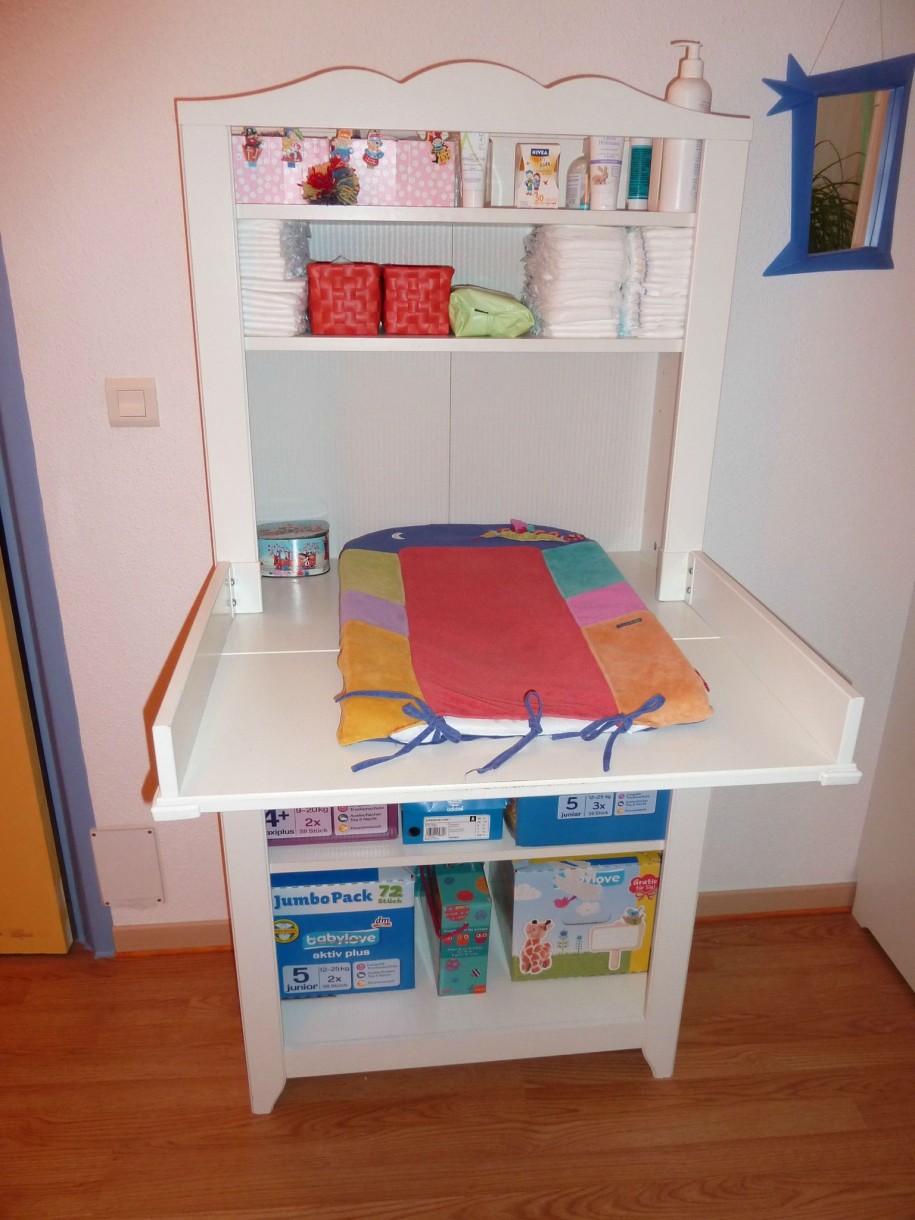 chambre-pour-enfants-attachante-photo-de-meubles-pour-chambre-pour-enfant-décoration-en-bois-blanc-bureau-pour-enfant-y compris-vintage-bois-blanc-ikea-kid-étagère-et-rose-clair- chambre-blanche-peinture-murale-charmante-kid-bedroo