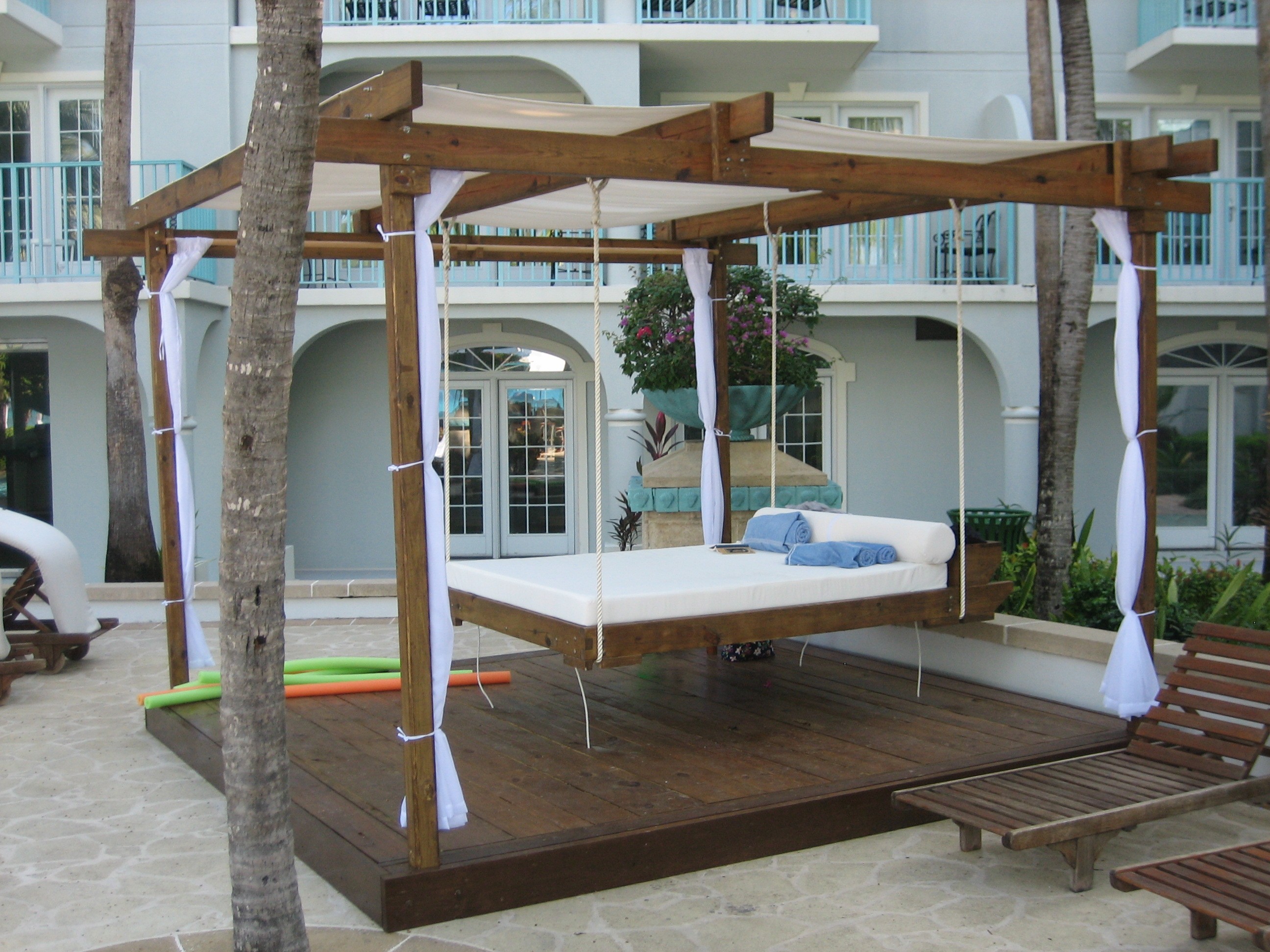 extérieur-lits-suspendus-sous-bois-teck-brun-pergola-deck-roof-decor-f-with-white-curtains_covered-pergola-on-deck_home-decor_shabby-chic-home-decor-discount-discount-liquidators-target- bureau-bricolage-noël-uniq