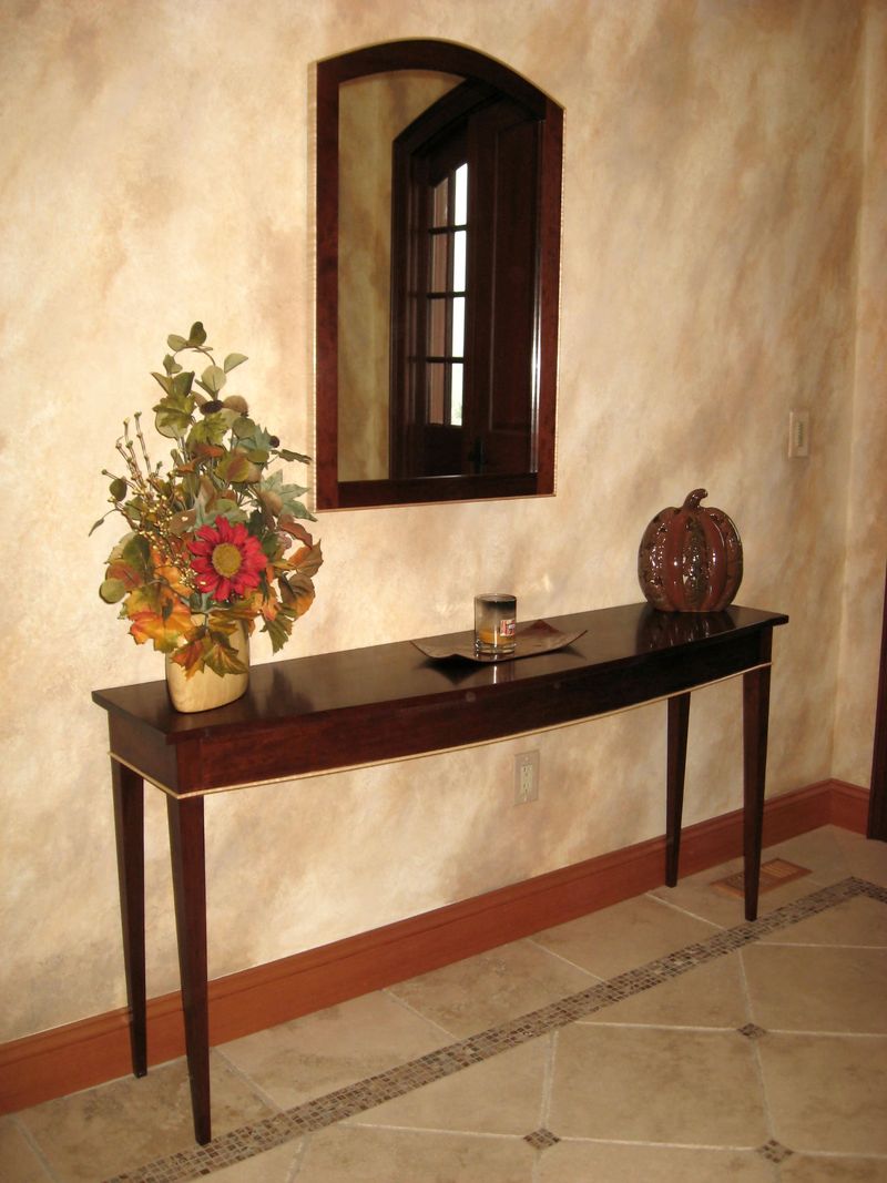 vintage-couloir-design-avec-brun-intérieur-couleur-décoration-idées-plus-mur-miroir-et-chêne-table-en-bois-avec-fleurs-idées